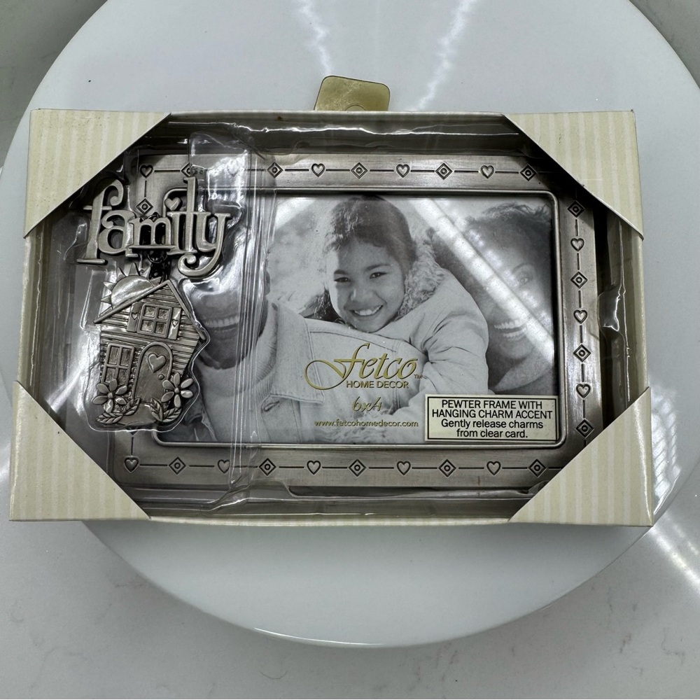 Fetco Home Decor Pewter Frame with “Family” Charm